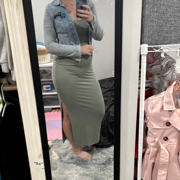 Elegant Green Sleeveless Dress - Picture 3 of 4